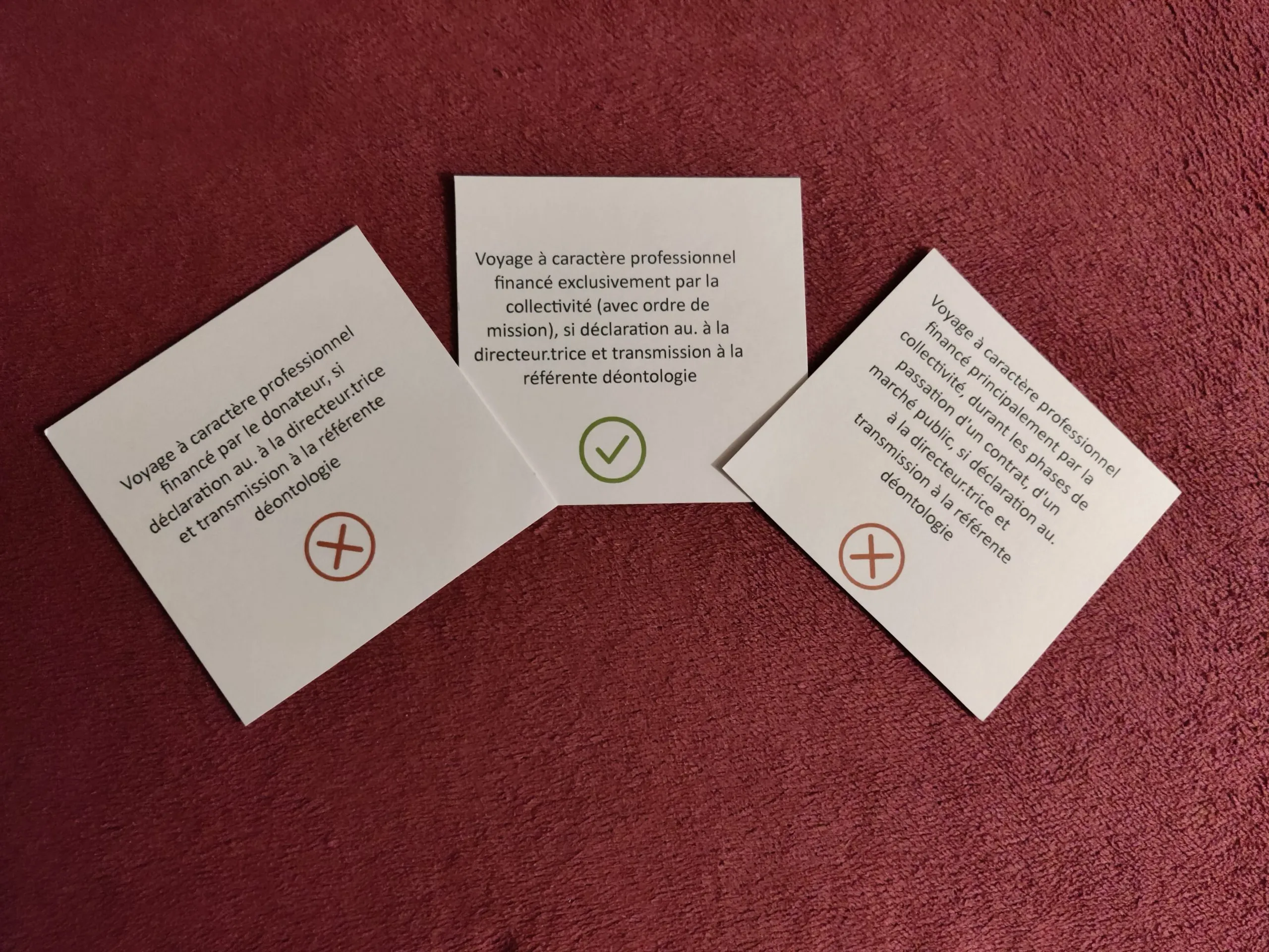 Jeu d'étiquettes recto/verso sur le thème des cadeaux qu'un agent public ou un élu peut accepter ou doit refuser